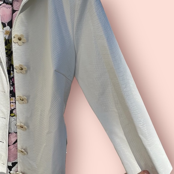 JB by Julie Brown NYC White Textured Trench with Daisy Buttons and Tie Size M - Picture 6 of 13